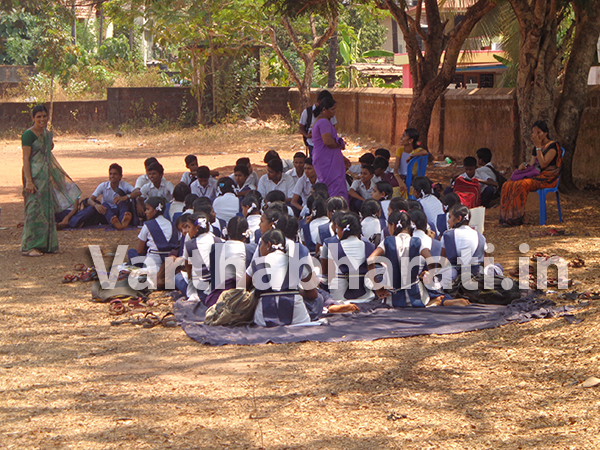 ಮರದ ನೆರಳಲ್ಲಿ ವಿದ್ಯಾರ್ಥಿಗಳಿಗೆ ವಿಶೇಷ ಪಾಠ ! - ಸುಳ್ಯ ಜೂನಿಯರ್ ಕಾಲೇಜು ಶಿಕ್ಷಕರ ವಿಸೇಷ ಆಸಕ್ತಿ